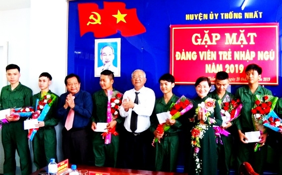 Lãnh đạo huyện Thống Nhất tặng hoa và quà cho các đảng viên trẻ lên đường nhập ngũ