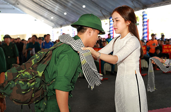 Thiếu nữ quàng khăn rằn cho tân binh lên đường nhập ngũ