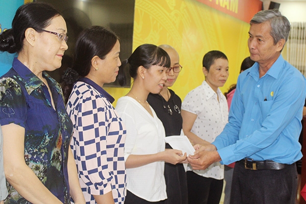 Phó chủ tịch Liên đoàn Lao động tỉnh Hồ Thanh Hồng trao tiền hỗ trợ cho các đoàn viên bị bệnh hiểm nghèo