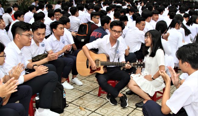 Các em học sinh Trường THPT Nam Hà sinh hoạt văn nghệ tại lễ khai giảng (ảnh: Văn Truyên)