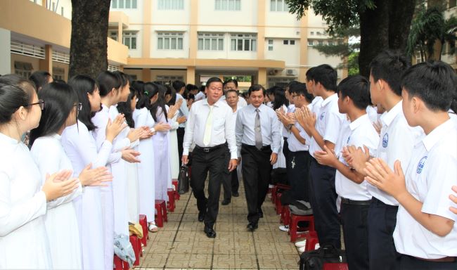 Các em học sinh Trường THPT Nam Hà chào đón Chủ tịch Ủy ban MTTQ Việt Nam tỉnh Đào Văn Phước và các giáo viên, phụ huynh đến tham dự ngày khai giảng. (ảnh: Văn Truyên)
