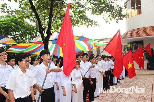 Không khí khai giảng tại Trường THPT Long Khánh