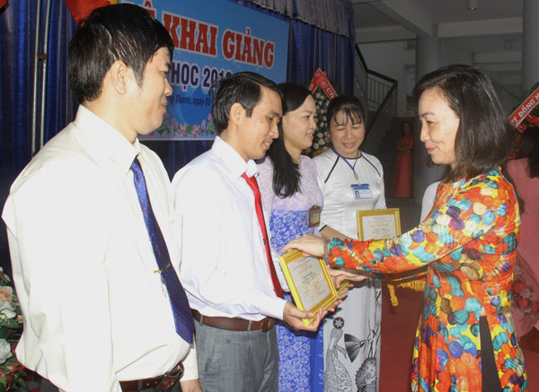 Phó giám đốc Sở Giáo dục - đào tạo Trương Thị Kim Huệ trao giấy khen cho các giáo viên hoàn thành xuất sắc nhiệm vụ năm học 2018-2019