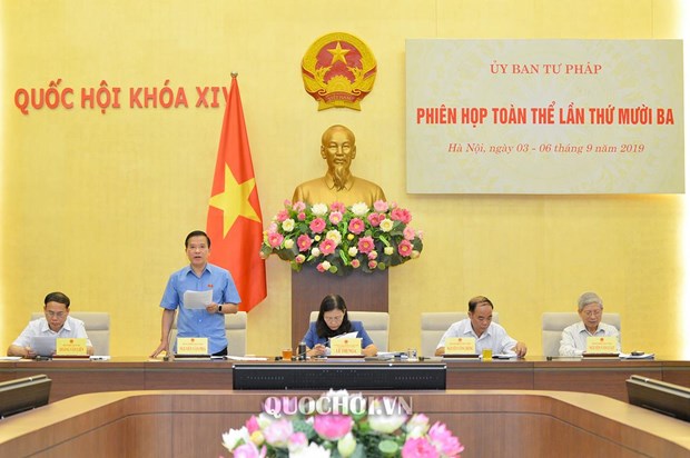 Phó Chủ nhiệm Ủy ban Tư pháp Nguyễn Văn Pha trình bày tóm tắt kết quả giám sát. (Nguồn: quochoi.vn)