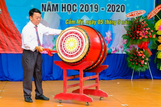 Thầy Phan Duy Khánh, Hiệu trưởng THPT Võ Trường Toản đánh trống báo hiệu năm học mới bắt đầu tại lễ khai giảng