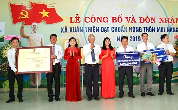 Lãnh đạo huyện Thống Nhất trao bằng công nhận xã đạt chuẩn nông thôn mới nâng cao và tặng thưởng cho xã Xuân Thiện