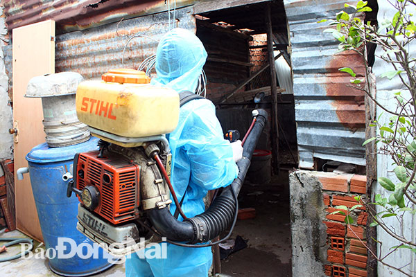Lực lượng chức năng phun hóa chất diệt muỗi tại phường Trảng Dài (TP.Biên Hòa). Ảnh: A.YÊN