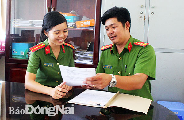 Đại úy Nguyễn Khắc Hải trao đổi với đồng nghiệp về một vụ án đang điều tra. Ảnh: T.TÂM