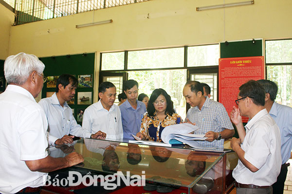 Phó chủ tịch UBND tỉnh Nguyễn Hòa Hiệp cùng các sở, ngành khảo sát tại nhà trưng bày Khu ủy miền Đông Nam bộ