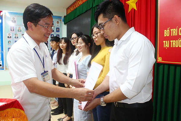 Phó giám đốc Sở Y tế Lê Quang Trung trao quyết định bố trí công tác cho các tân bác sĩ, dược sĩ