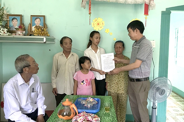Đại diện nhà tài trợ trao quyết định bàn giao nhà cho hộ gia đình chị Lê Thị Kiều Trinh (ấp Tín Nghĩa, xã Xuân Thiện).