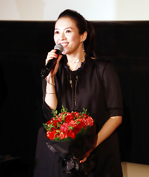 Chương Tử Di và bó hoa từ Ban tổ chức Liên hoan Phim Tokyo