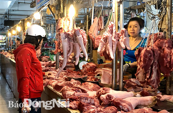 Giá heo bán lẻ tại các chợ liên tục tăng trong thời gian gần đây. Trong ảnh: Một sạp bán thịt heo tại chợ Biên Hòa. (Ảnh: Lam Phương)