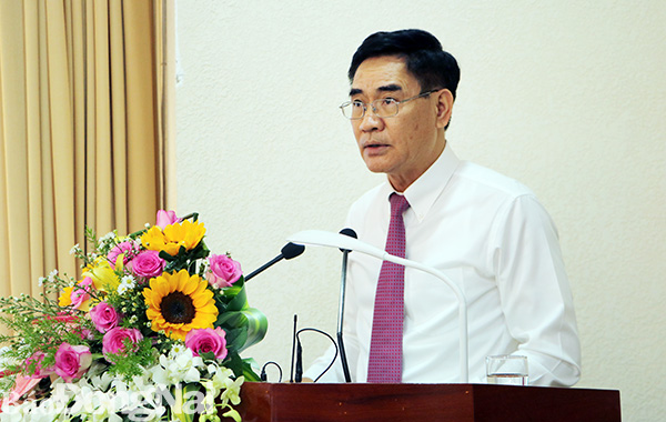 Phó chủ tịch UBND tỉnh Trần Văn Vĩnh phát biểu tại kỳ họp. Ảnh Phạm Tùng