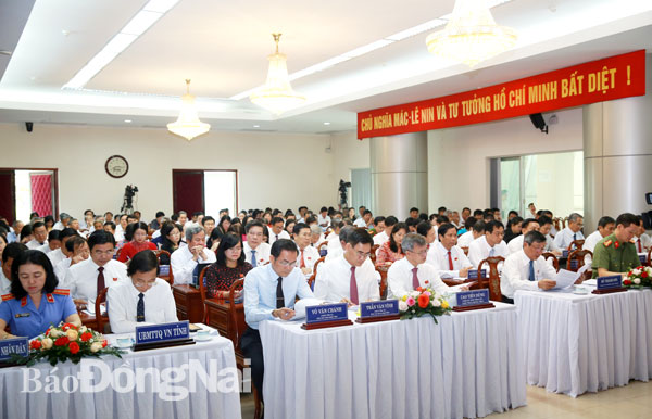 Các đại biểu tham dự kỳ họp thứ 13 HĐND tỉnh