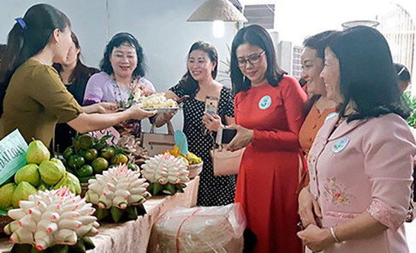 Chị Lê Thị Ngọc Loan (thứ ba từ phải qua) Chủ tịch Hội Liên hiệp phụ nữ tỉnh cùng cán bộ, hội viên tại Ngày phụ nữ sáng tạo - khởi nghiệp