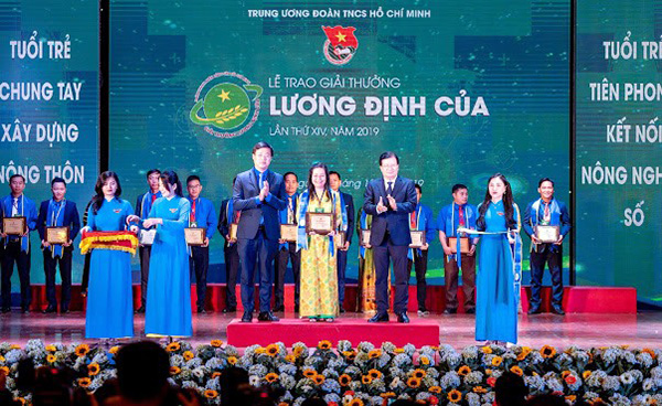 Giám đốc Công ty TNHH CALM Hoàng Thị Kim Anh là đại biểu duy nhất của Đồng Nai nhận Giải thưởng Lương Định Của năm 2019