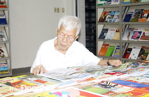 Ông Trần Tiêm (phường Trung Dũng, TP.Biên Hòa) đọc sách, báo tại Thư viện tỉnh. Ảnh: Ly Na