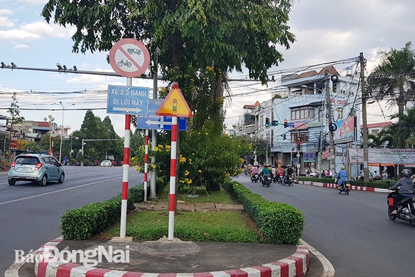 Các biển báo giao thông còn khá mới, thể hiện nội dung rõ ràng tại đường Nguyễn Ái Quốc, đoạn gần nút giao với đường Phan Đình Phùng