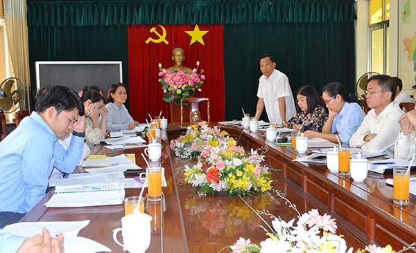 Bí thư Huyện ủy Trảng Bom Phạm Xuân Hà báo cáo công tác chuẩn bị Đại hội Đảng cấp cơ sở và cấp huyện với đoàn công tác.