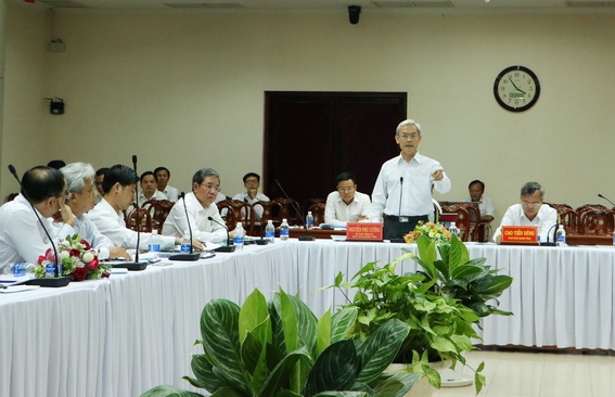 Bí thư Tỉnh ủy, Chủ tịch HĐND tỉnh Nguyễn Phú Cường phát biểu tại buổi làm việc