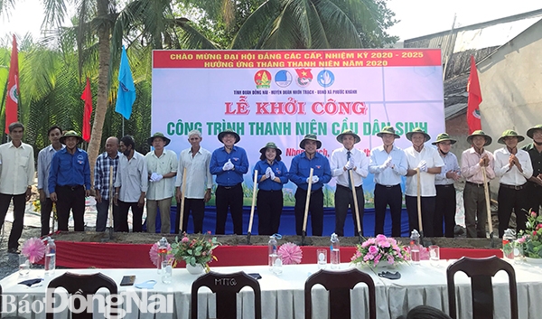 Các đại biểu làm lễ khởi công xây dựng cầu tại ấp 1, xã Phước Khánh