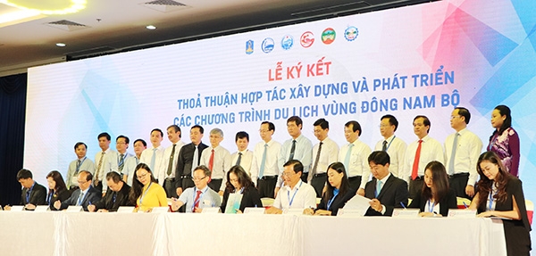 Đại diện các doanh nghiệp du lịch Đồng Nai và TP.Hồ Chí Minh ký kết thỏa thuận hợp tác xây dựng và phát triển các chương trình du lịch Đông Nam bộ.