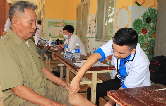 Đoàn viên thanh niên Bệnh viện đa khoa Đồng Nai khám bệnh cho người dân