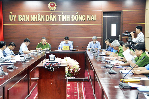 Tại điểm cầu Đồng Nai, Phó chủ tịch UBND tỉnh Trần Văn Vĩnh và đại diện các sở, ngành, đơn vị liên quan tham dự