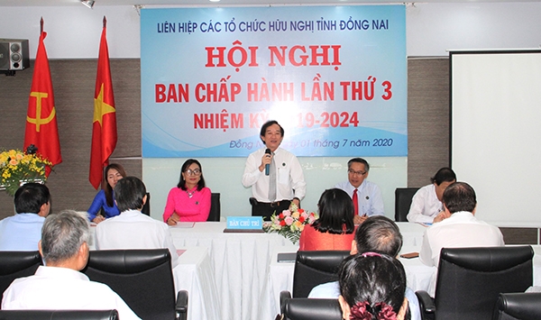 Chủ tịch Liên hiệp các tổ chức hữu nghị tỉnh Nguyễn Thành Trí phát biểu tại hội nghị.
