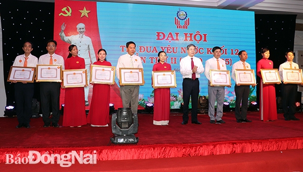 Phó chủ tịch UBND tỉnh Nguyễn Quốc Hùng trao bằng khen của UBND tỉnh cho các cá nhân đạt thành tích xuất sắc trong phong trào thi đua yêu nước giai đoạn 2015-2020