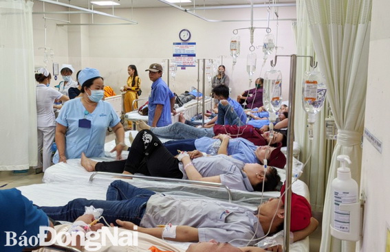 Công nhân được đưa vào cấp cứu tại Bệnh viện đa khoa Đồng Nai