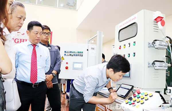 Ông Huỳnh Văn Tịnh, Giám đốc Sở LĐ-TBXH tham quan thiết bị dạy nghề của  Trường cao đẳng Công nghệ quốc tế Lilama 2. Ảnh: Hải Yến