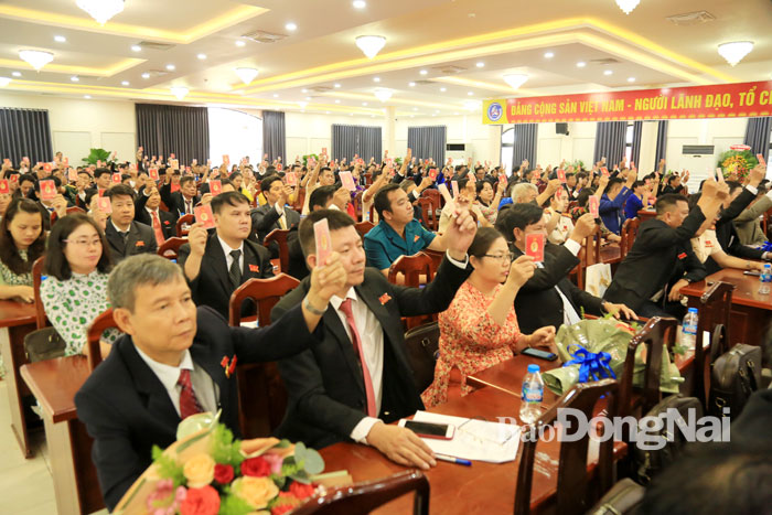Các đại biểu biểu quyết thông qua Nghị quyết đại hội Đảng bộ huyện Trảng Bom lần thứ IV
