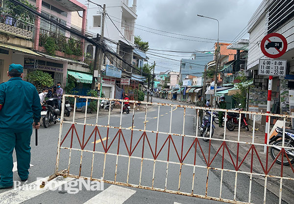 12 giờ trưa 3-8, các lực lượng chức năng TP. Biên Hoà đã dựng rào chắn phong toả khu dân cư nơi bệnh nhân 595 sinh sống