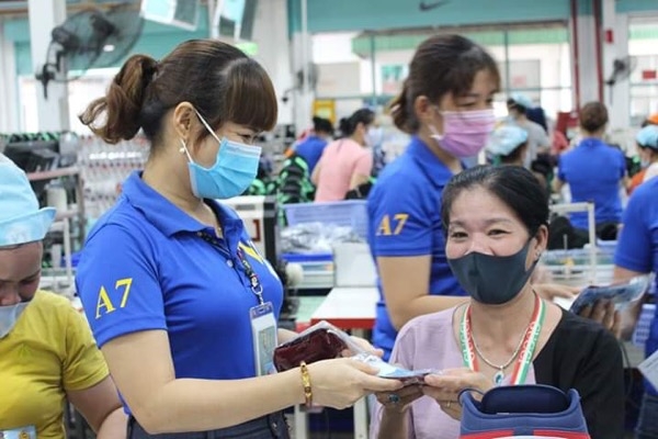 Đại diện Công ty TNHH Pousung Việt Nam tặng khẩu trang cho công nhân, đảm bảo tốt công tác phòng chống dịch tại Công ty.