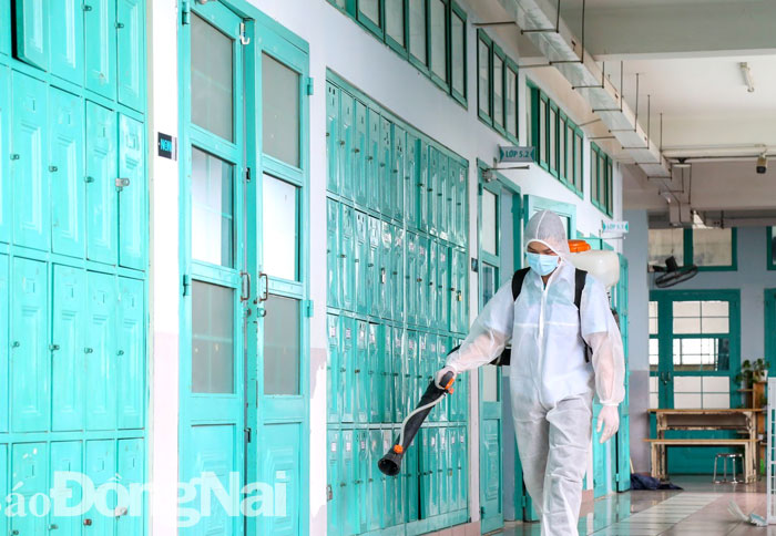 Công tác phun hóa chất khử trùng tại điểm thi Trường TH-THCS-THPT Lê Quý Đôn - Quyết Thắng (TP.Biên Hòa) đã được thực hiện, sẵn sàng cho một kỳ thi an toàn trong đợt dịch Covid-19
