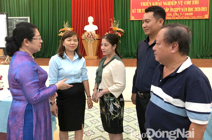 Giám đốc Sở GD-ĐT Huỳnh Lệ Giang trao đổi với các cán bộ làm công tác tổ chức thi tại các hội đồng thi THPT trên địa bàn tỉnh. Ảnh: Công Nghĩa