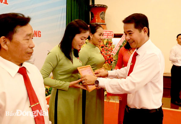 Đồng chí Thái Bảo, Ủy viên Ban TVTU, Trưởng ban Tuyên giáo Tỉnh ủy  trao kỷ niệm chương Vì sự nghiệp Tuyên giáo cho cán bộ ngành Tuyên giáo tại lễ kỷ niệm 90 năm Ngày truyền thống công tác Tuyên giáo của Đảng. Ảnh: Huy Anh