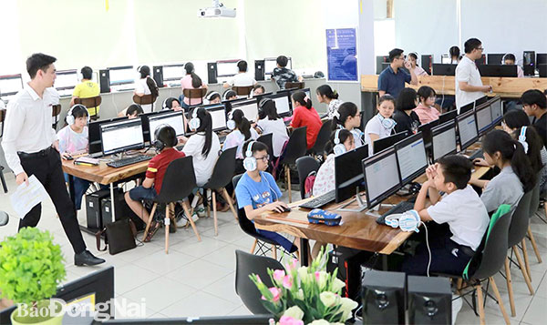 Học sinh tham gia kiểm tra đầu vào tại Trường TH-THCS-THPT song ngữ Á Châu TP.Biên Hòa. Ảnh: C.Nghĩa