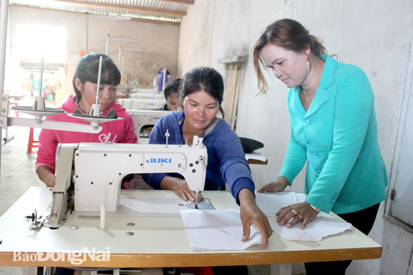Phụ nữ dân tộc K’ho tại xã Phú Bình (H.Tân Phú) học nghề may để có việc làm ổn định (Ảnh tư liệu: H.Thảo)