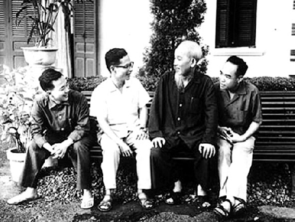 Chủ tịch Hồ Chí Minh trò chuyện với các nhà thơ, nhà văn: Tố Hữu (bìa trái), Phan Tứ (thứ 2 bên trái), Trần Đình Vân (bìa phải). Ảnh: Tư liệu