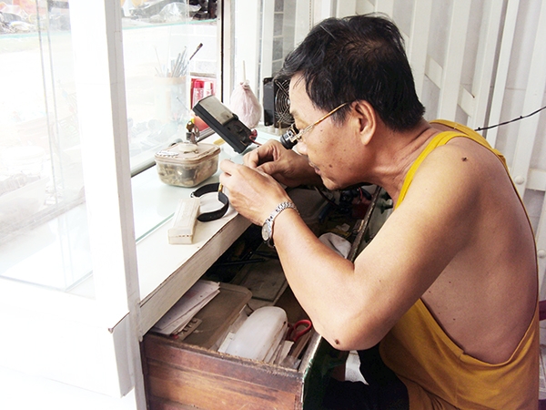 Ông Lê Văn Tài (ngụ P.Thanh Bình, TP.Biên Hòa) chăm chút, tỉ mỉ sửa từng chi tiết, bộ phận nhỏ trong chiếc đồng hồ đeo tay