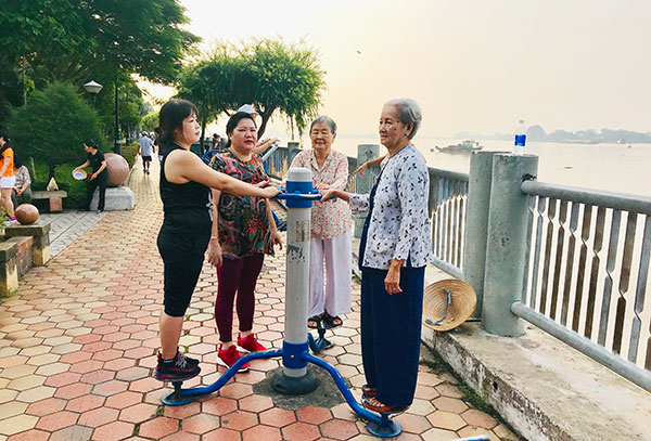 Người dân tập thể dục buổi sáng ở công viên Nguyễn Văn Trị trong không khí mát mẻ, yên bình