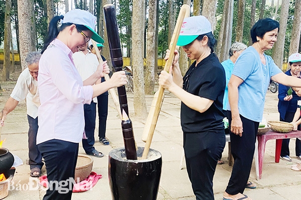 Đoàn khách du lịch Đồng Nai trải nghiệm mô hình du lịch cộng đồng tại tỉnh Trà Vinh. Ảnh:N. Liên