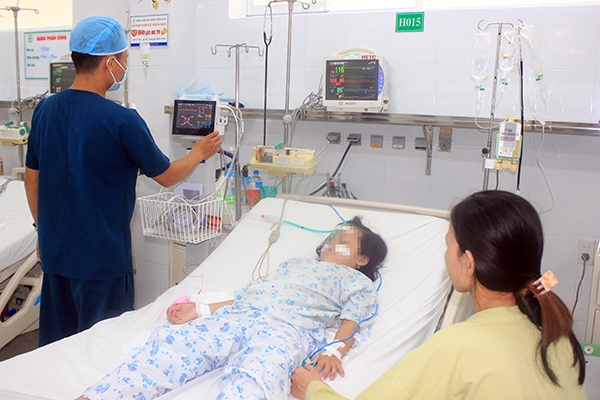 Một bệnh nhân bị bệnh nặng phải điều trị tại Khoa Hồi sức tích cực - chống độc Bệnh viện Nhi đồng Đồng Nai. Ảnh: An Yên
