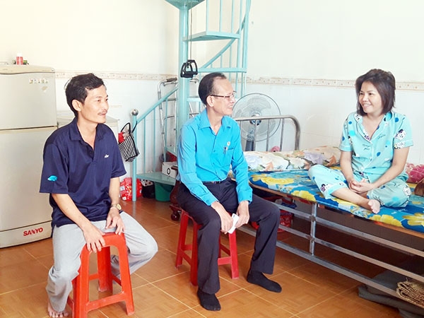 Phó chủ tịch thường trực Liên đoàn Lao động tỉnh Nông Văn Dũng thăm, chia sẻ cùng đoàn viên điều trị bệnh tại nhà. Ảnh: Lan Mai