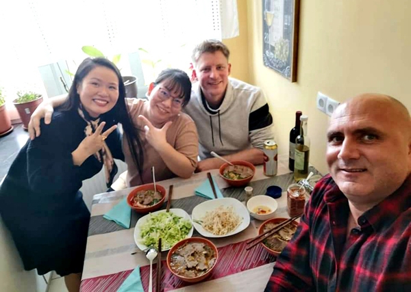 Hai gia đình Áo - Việt nấu bún bò tại Innsbruck trong những ngày chờ đón Giáng sinh 2020