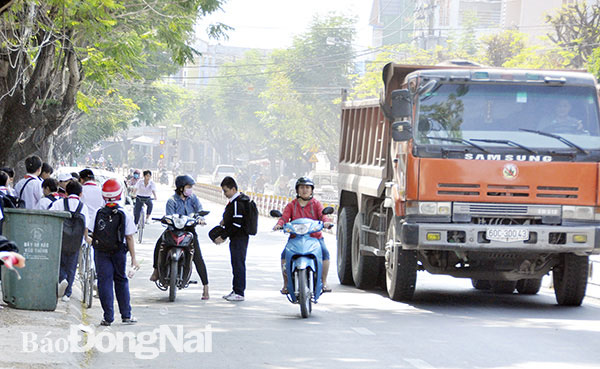 Xe tải ben lưu thông trên đường Huỳnh Văn Nghệ (P.Bửu Long, TP.Biên Hòa) trong thời điểm học sinh tan trường gây mất an toàn giao thông. Ảnh: Thanh Hải