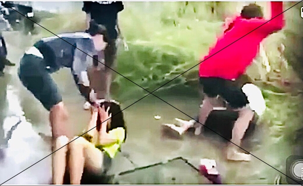 2 bạn nữ trẻ ở P.Hố Nai (TP.Biên Hòa) bị 2 người khác đánh đập gây xôn xao dư luận. Ảnh cắt từ clip